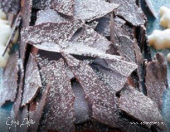 В моем случае я использовала стружку шоколада.
250 г шоколада растопить на водяной бане, тонко размазать на бумаге для выпекания и дать застыть в холодильнике. Поломать его на кусочки и украсить полено, иммитируя кору дерева, посыпать сахарной пудрой

