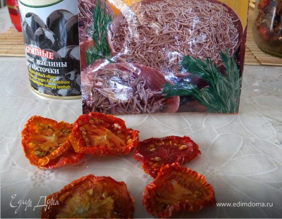 Добавить порезанные помидоры, порезанные (кружками или вдоль) маслины и розмарин. Вымесить до равномерного распределения включений