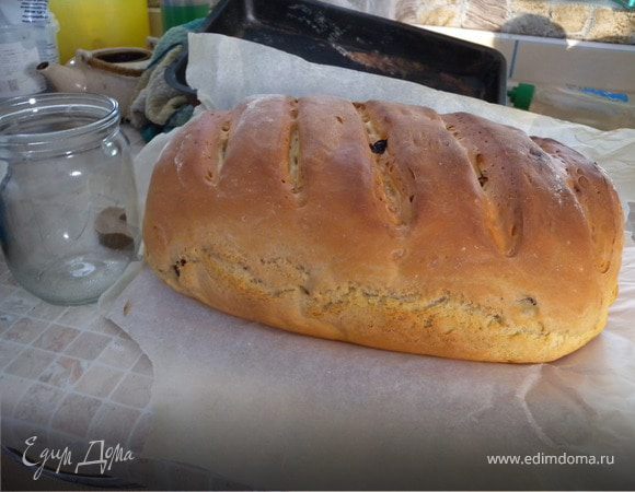 Достать из духовки готовый хлеб. Вытащить из формы. Накрыть влажным кухонным полотенцем. 