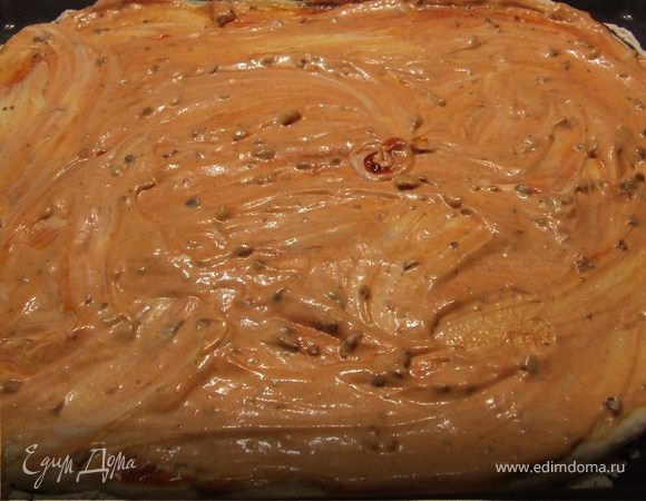 Раскатать тесто тонким слоем и выложить на противень. Смазать соусом майонез+кетчуп.