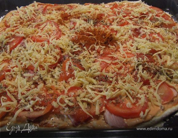Нарезаем бекон (сосиски, колбаса) выкладываем. Помидоры режем кружочками - выкладываем на бекон. Сыр натираем и посыпаем. Добавляем приправы.