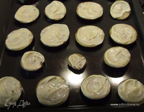 Нарезаем баклажаны толщиной 0,5-1 см. Смазываем майонезом.