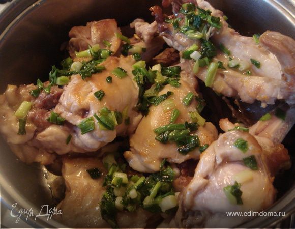 Минуток 5 обжариваем зеленый лук и укладываем  сверху.