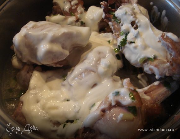 Заливаем на 1/3 водой, добавляем мед и сметану.
Тушим