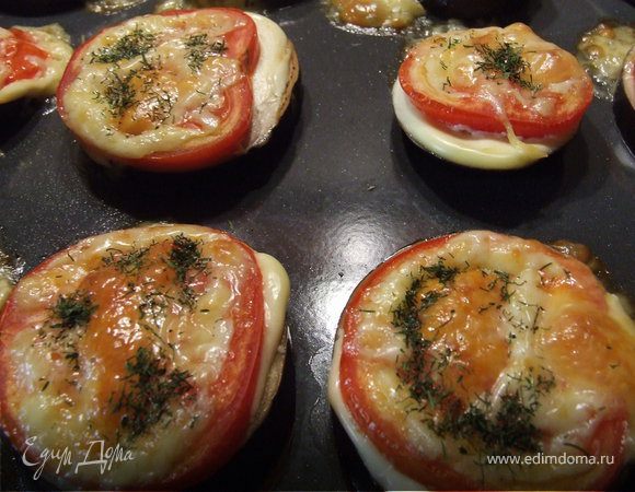 Сыр натереть на терке и посыпать баклажаны, посыпать приправы и в духовку на 20-25 минут! (180-200С)