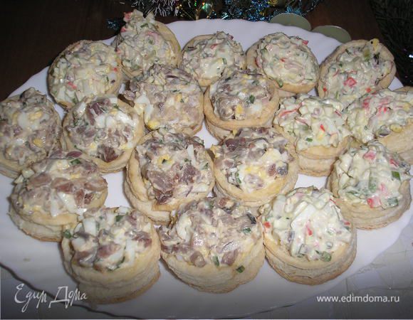 Тесто разморозить, выдавить кружочки, смазать оливковым маслом, сверху положить такой же кружочек но без средины ( средину выдавить меньшим по диаметру стаканчиком), и выпекать в духовке при температуре 180 градусов 20 - 25 минут. Сделать начинку на любой вкус, положить в серединку, украсить по желанию.
