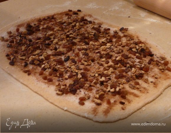 Растопить масло в молоке с сахаром на огне, не кипятить. Остудить до теплого. 
В миске смешать муку (половину), дрожжи, кардамон. В молоко вмешать яйцо и добавить в сухие ингридиенты. Хорошо вымешать, добавить остальную муку и соль. Накрыть тесто и оставить подниматься на час.