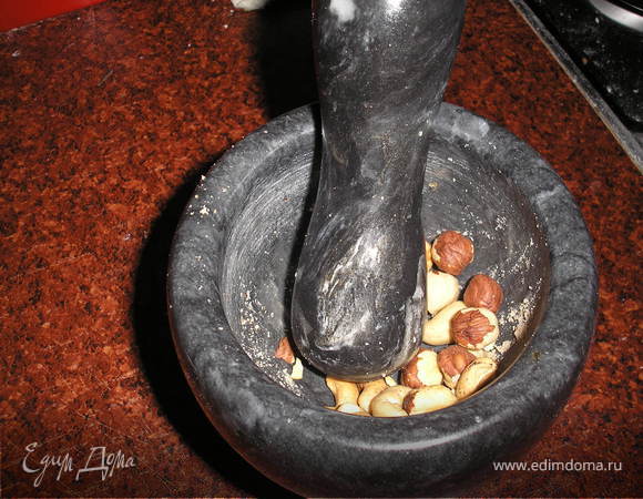 Орехи потолочь.