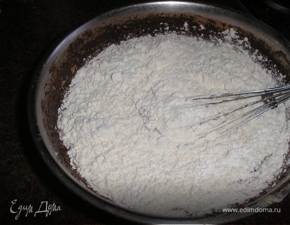 Всыпать муку и разрыхлитель, еще раз перемешать и вылить у форму.