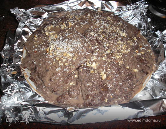 Когда торт испечеться, дать остыть вынуть из формы, разрезать на три части впоперек и еще раз вдоль, что бы получилось 12 небольших кусков. Отдельно сбить крем, сгущенку, масло и сливки. Каждый кусок торта полить чаем смешаный с ромом, потом каждый кусочек вмокать в крем и на блюдо. Что бы получилась горка. Украсить можна растопленыйм шоколадом, или остатками крема, и посыпать орешками.