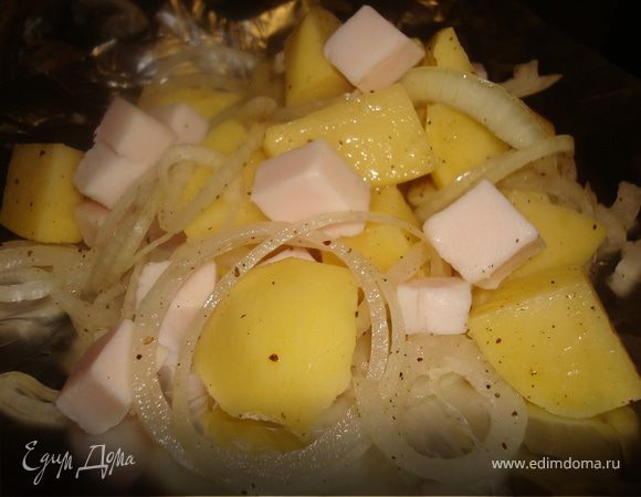 Картошечку и сало нарезаем кубиками. Лук кольцами и полукольцами. Хорошенько смешиваем со специями, и солью. И сложив несколько раз фольгу - делаем удобные для заворачивания формочки (порционно)
