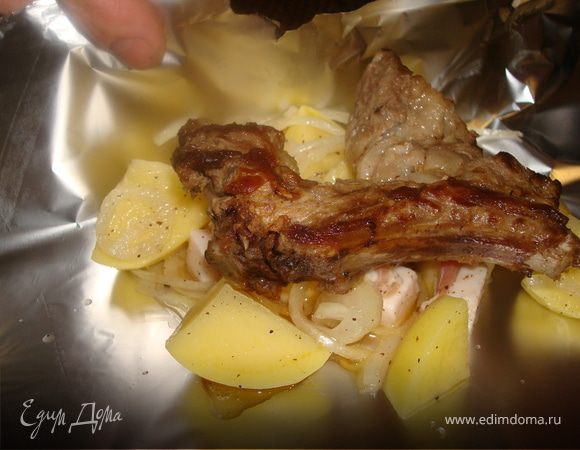  мяско перетрусив со специями, и дав немного про мариноваться ими - выкладываем сверху, на картошечку.Заворачиваем все это - и выкладываем на противень.
хорошо разогреваем духовку, и минут на 35 забываем.
а как только запахи начинают сводить с ума - вспоминаем, достаем, и наслаждаемся.Смачного!!!!!!!