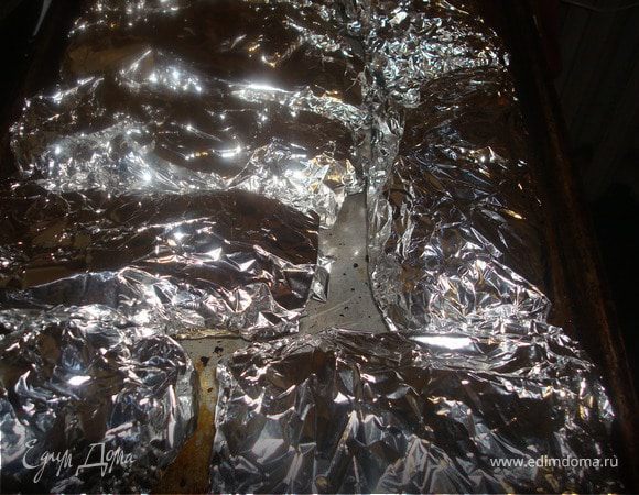 Заворачиваем все это - и выкладываем на противень.
хорошо разогреваем духовку, и минут на 35 забываем.
а как только запахи начинают сводить с ума - вспоминаем, достаем, и наслаждаемся.Смачного!!!!!!!