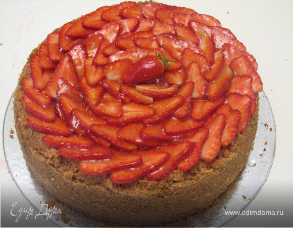 Клубнику нарезать тонкими одинаковыми полоскаму. Выложить на торт по кругу. Клубничное варенье смешать с 1 ст л воды и слегка нагреть на огне чтобы варенье стало жиже.Смазать сверху выложенной клубники.