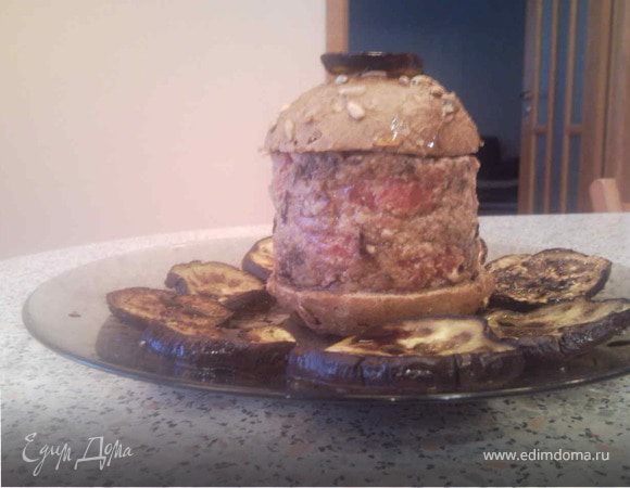 Разрезать булочку, поставить на нижнюю часть форму из бутылки и выложить в нее микс из помидоров, орехов и баклажанов, сверху виложить вторую часть булочки. Обложить вокруг баклажанами, полить их оливковым маслом и бальзамиком, присолить и поперчить. Бон апетит)