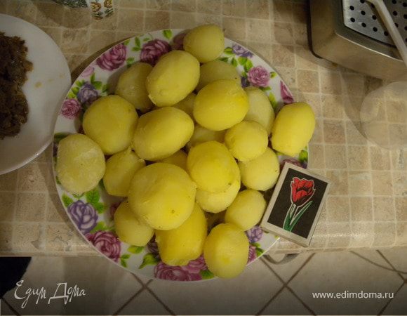 Отварить картофель в мундире,  остудить, очистить. Лучше маленького размера.