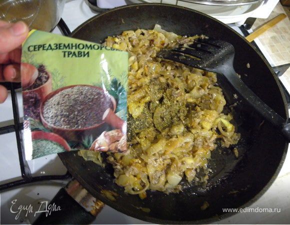 Лук поджарить полукольцами. Грибы поджарить отдельно. Добавить приправу, соль, перец.