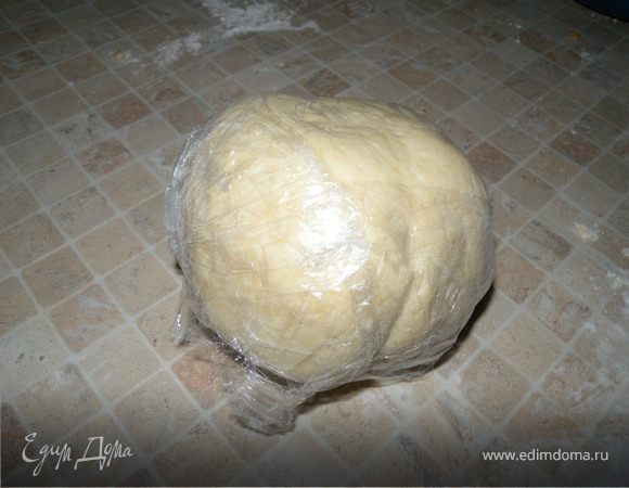 Вымесить тесто с творога, мягкого масла и муки. Завернуть в пленку. Поставить на 1 час в холодильник.