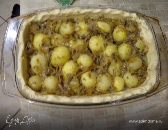 Смешать картофель, грибы и лук. Выложить на тесто.