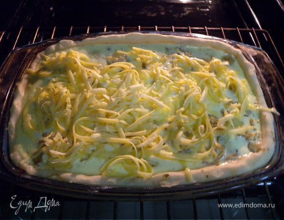 Поставить в разогретую духовку до 200 градусов на 40-60 минут. За 10 мин до готовности посыпать тертым сыром.