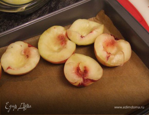 Разделить персики пополам и вынуть косточку и выложить на лист в форме для выпечки.