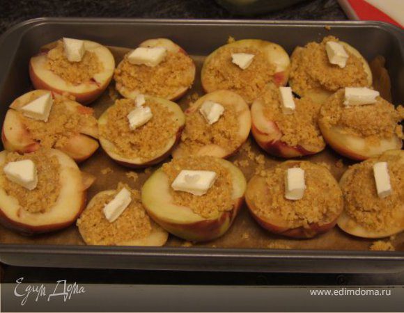 Перемолоть в блендере печенье с миндалем.Добавить желток, ликер, цедру,сахар и экстракт миндаля.перемешать.
Каждую половинку персика заполнить начинкой.Сверху положить на большой кусочек сливочного масла и слегка полить вином.