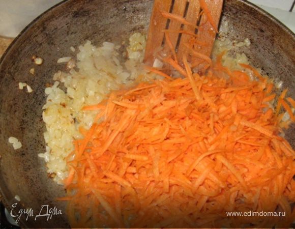 Лук нарезаем мелкими кубиками, морковь натераем на крупную терку и пережариваем на растительном масле. Сначала лук до золотистого цвета, потом добавляем к нему лавровый лист и морковь. Пожарили до готовности, немного солим и удаляем лаврушку. 
Попутно подготавливаем шпинат. Если шпинат свежий - слегка привариваем и даем хорошо стечь воде. Если мороженный - размораживаем и отжимаем влагу. Мелко рубим петрушку и перемешиваем со шпинатом.