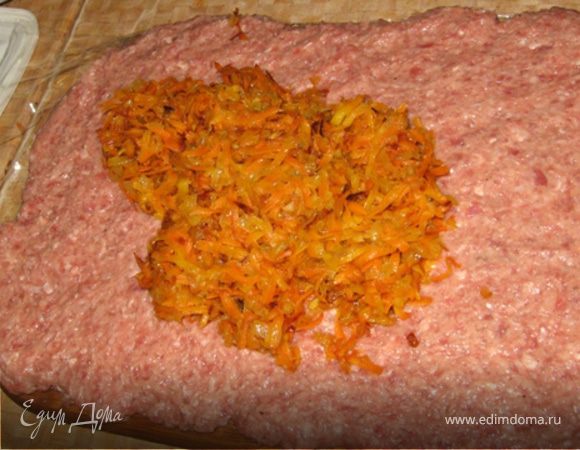 Сверху распределяем пережаренные лук с морковью.