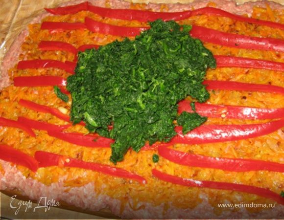 Затем, нарезанную тонкими полосками паприку и шпинат с петрушкой.