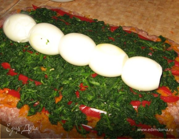 По центру рулета выкладываем сваренные в смятку яйца. Яйца варим в смятку намеренно, чтобы избежать "синюшности" желтка, поскольку, будучи "сердцем" рулета, они дойдут в духовке.