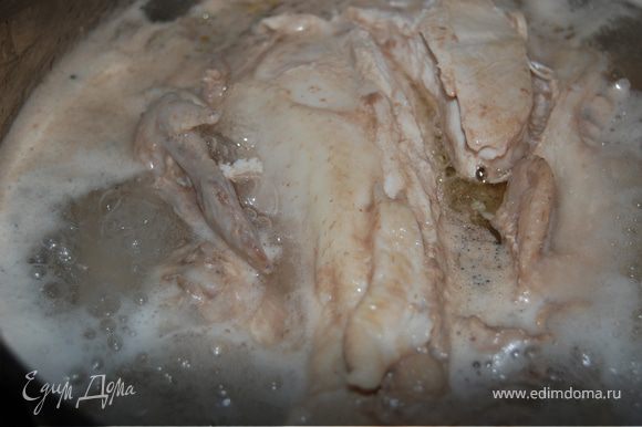 Варим курицу в большой кастрюле целиком. Снимаем пену и добавляем лаврушку, перцы горошком, гвоздику и соль. Варим долго, курица должна хорошо развариться.