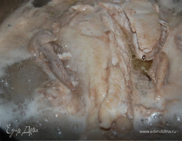 Варим курицу в большой кастрюле целиком. Снимаем пену и добавляем лаврушку, перцы горошком, гвоздику и соль. Варим долго, курица должна хорошо развариться.