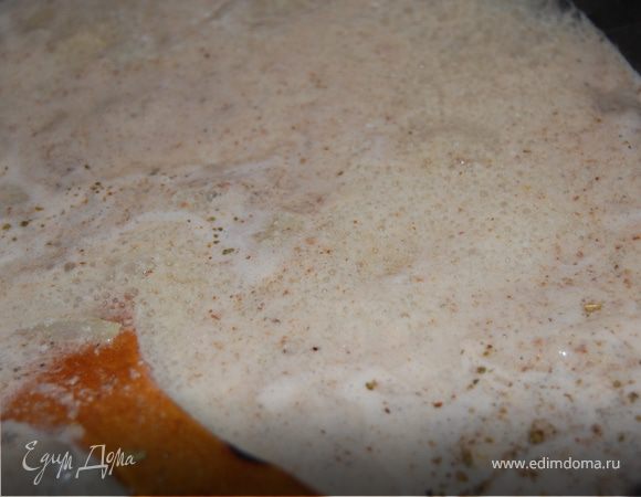 В мясорубке прокручиваю стакан орехов с несколькими зубчиками чеснока. Репчатый лук мелко нарезала и кладу на сковороду с растительным и сливочным маслом. Затем, когда лук станет прозрачным, добавляем бульон, примерно 1 литр, предварительно процедив, высыпаем орехи с чесноком, хмели сунели, корицу, красный перец, соль и сахар. Кипятим и доводим до загустения, на все минут 10, в самом конце добавим уксус или гранатовый сок, немного. Муку я не использую, и без нее отлично густеет, главное орехов не пожалеть.