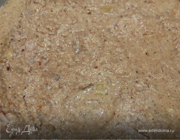 Курицу расчленяем на небольшие кусочки, кому как больше нравится,я люблю, чтоб попадались кусочки разного размера, а то иногда хочется добавки а большой кусок уже не съешь, а тут на этот случай и маленькие кусочки есть.Кожу снимаем, она нам была нужна для наваристого бульона. Курицу я больше не обжариваю и вообще ничего с ней не делаю, она полностью готова. Укладываем в емкость, заливаем соусом, даем остыть при комнатной температуре и отправляем в холодильник. Бульон из целой курицы должен получиться наваристый и из-за этого курица в итоге получается как-будто в ореховом желе, это волшебный вкус!  При подаче украсить свежей кинзой и зернами граната. Приятного аппетита! С Новым Годом!