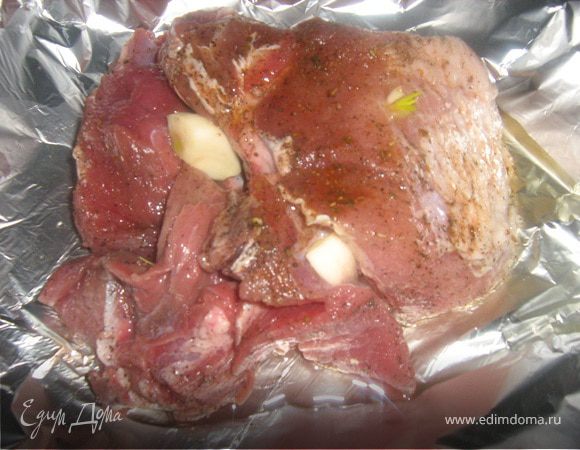 Кусок мяса  натираем солью и перцем, смазываем  маслом и оставляем в холодильнике на час.
Чистим чеснок, если мелкий, то не режем, а крупный нужно разрезать. Шпигуем мясо чесноком, для этого ножом делаем аккуратные кармашки. Заматываем мясо в 2 слоя фольги и в духовку, 200 градусов. 20 минут  запекаем при 200, а затем уменьшаем. Приблизительно кусок 1 кг запекается до полтора часа. Важно!!!! Чтобы фольга не прорвалась и не вытек сок. Если такое случилось, то раскройте фольгу и поливайте соком время от времени. Когда мясо готово, раскрываем фольгу на 10 минут, чтобы образовалась  красивая корочка. Приятного аппетита!!!