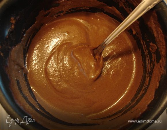 Разогреть сливки, добавить какао-порошок и тщательно перемешать.