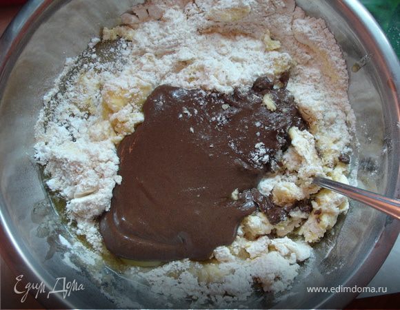 Муку просеять с разрыхлителем, добавить масло, нарезанное маленькими кусочками, сахар, мёд, яйцо и пряности по желанию. Также в тесто можно добавить, например, цукаты или орехи.