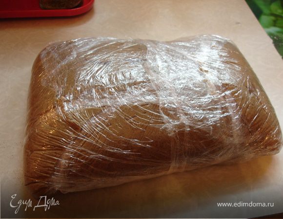 Вымесить гладкое тесто. Завернуть в пищевую пленку и положить в морозилку на 15-20 минут.