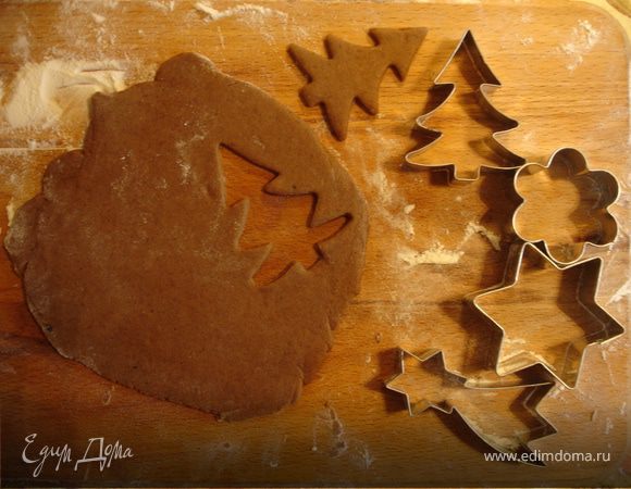 На присыпанной мукой поверхности раскатать тесто и с помощью формочек вырезать печенье.