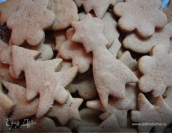 Противень накрыть листом пергамента, сбрызнуть водой, выложить печенье и отправить в духовку минут на 6-8. Важно не пересушить! Не ждите, когда печенье подрумянится, иначе оно будет слишком сухим. 