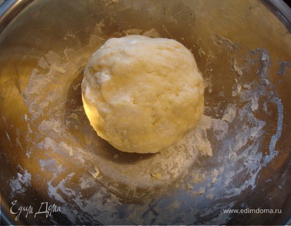 Тесто: просеять муку через мелкое сито, добавить размягченное сливочное масло, навезанное кусочками, 3 ст. ложки ледяной воды. Замесить и убрать в холодильник на 15 минут.