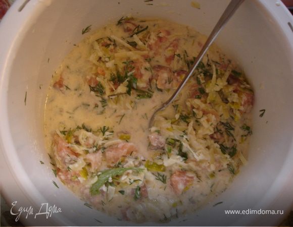 Нарезать семгу небольшими кусочками, пучек петрушки (или укропа) и твердый сыр смешать, добавить к сливкам и яйцам.