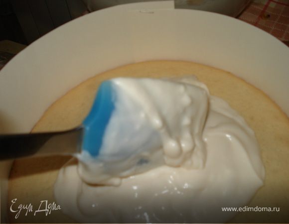 Порошковой желатин замочите и приготовьте так как стоит на упаковке.
Смешать йогурт, сахар и ванильный сахар, по желанию грамм 200 ягод пюрировать блендером, добавить к йогурту и перемешать. (В оригинале рецепта йогурт без добавок, я использовала клубничный, но сахар в крем все равно положила). 
Постоянно помешивая к желатину добавить ложек 3-5 йогурта, а затем постояно взбивая йогуртную массу влить в неё желатин, таким способом у вас не будет кусочков. 
Сливки взбить и ложкой вмешать в йогурт. Крем поставить минут на 15 в холодильник, крем должен начать схватываться. (Если желатин хороший можно сразу крем выкладывать!)
Вокруг охлаждённого бисквита поставить кольцо, на бисквит вылить половину крема, разровнять.