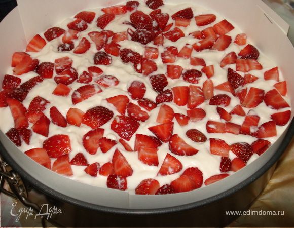 Затем разложить порезанные или целые ягоды и залить оставшимся кремом, вверх разровнять и поставить на 4 часа в холодильник.