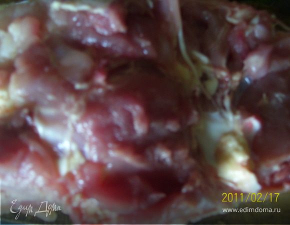 Окорочка промыть, обсушить. Удалить кости. Мякоть отбить.