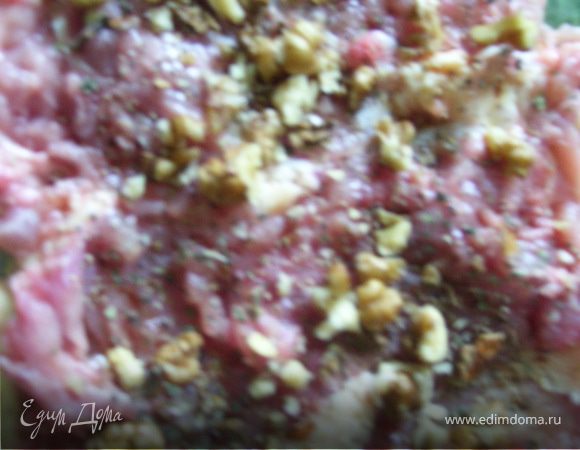 Получившуюся отбивную поливаем соевым соусом и ставим в холодильник на час. Затем обтираем от излишков соуса, натираем солью, перцем, чесноком, посыпаем базиликом. На отбивную укладываем обжаренные заранее грибы, дробленый грецкий орех. 