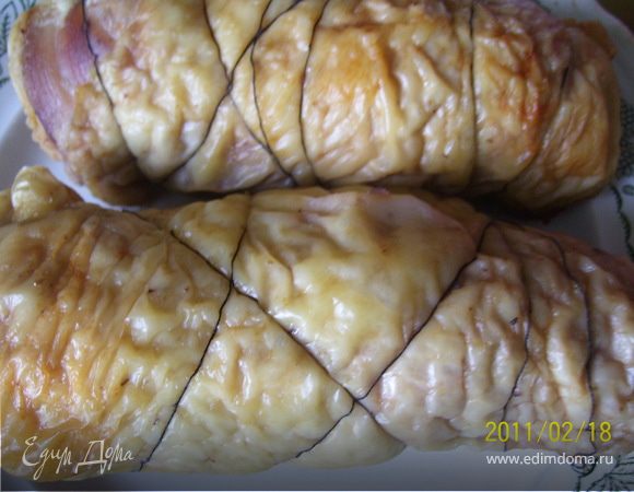 Сворачиваем в плотный рулет. Закрепляем нитью или зубочисткой. Запекаем при температуре 200С в течение часа.