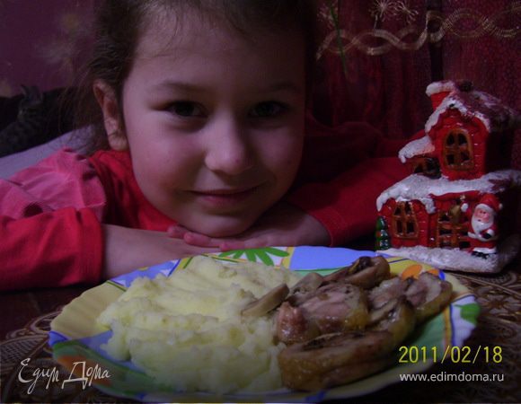 Готовый рулет разрезаем на порции. Идеально сочетается с классическим картофельным пюре. 