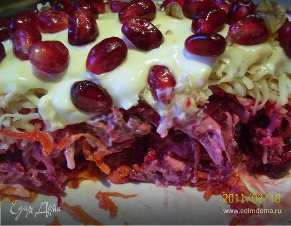 Слои:
1-й - сырая морковь на мелкой терке.
2-й - запаренный в кипятке изюм.
3-й - вареная свекла на крупной терке.
4-й - дробленый грецкий орех.
5-й - сыр твердых сортов на мелкой терке.
Каждый слой "прослоить" майонезом. Щедро украсить гранатовыми зернами.
