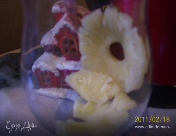 Для этого десерта идеально подойдет глубокий бокал или бокал для мартини. На его дно и стенку укладываем ананас. Посыпаем дробленым грецким орехом. 